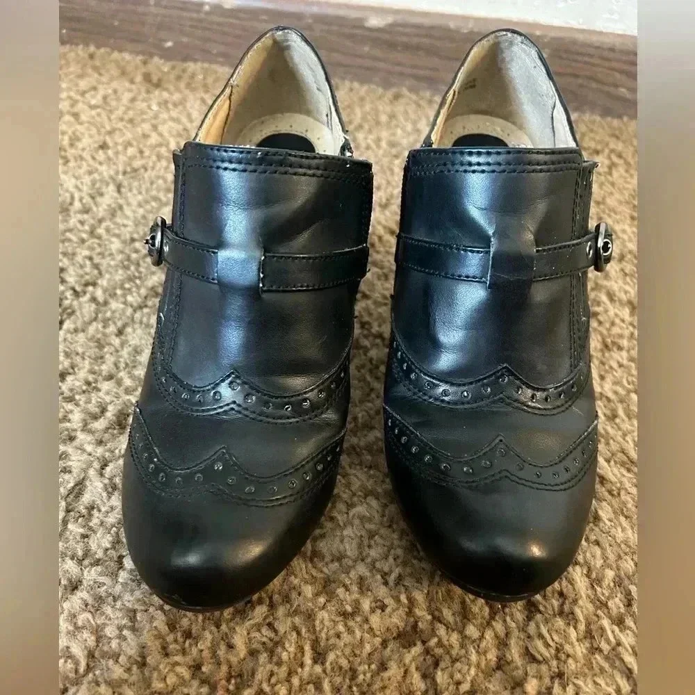 White Mountain Black Wingtip Brogue Ankle Booties Heel W36632 LADY Size 6.5 M‎